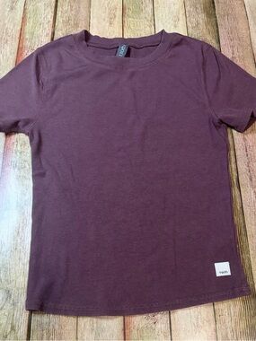 Vuori  Short Sleeve Crew T-Shirt — Plum